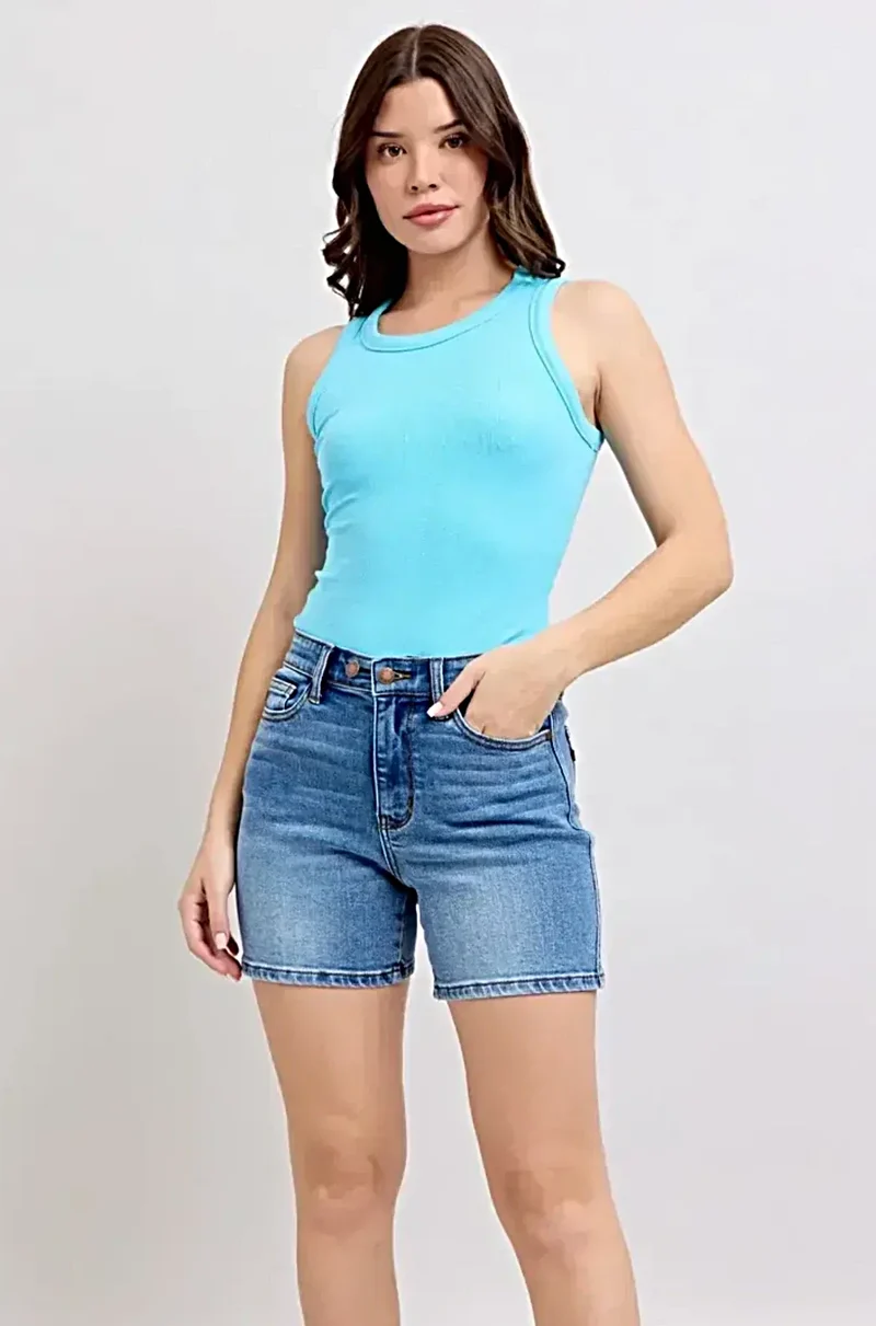 Judy Blå Denimshorts i Full Size med 2 Knappar och Fickor för Bekväm och Snygg Passform
