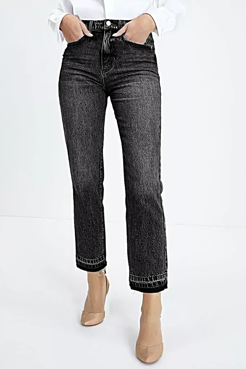 Eleganta jeans med hög midja, sliten fåll och klassisk rak bendesign
