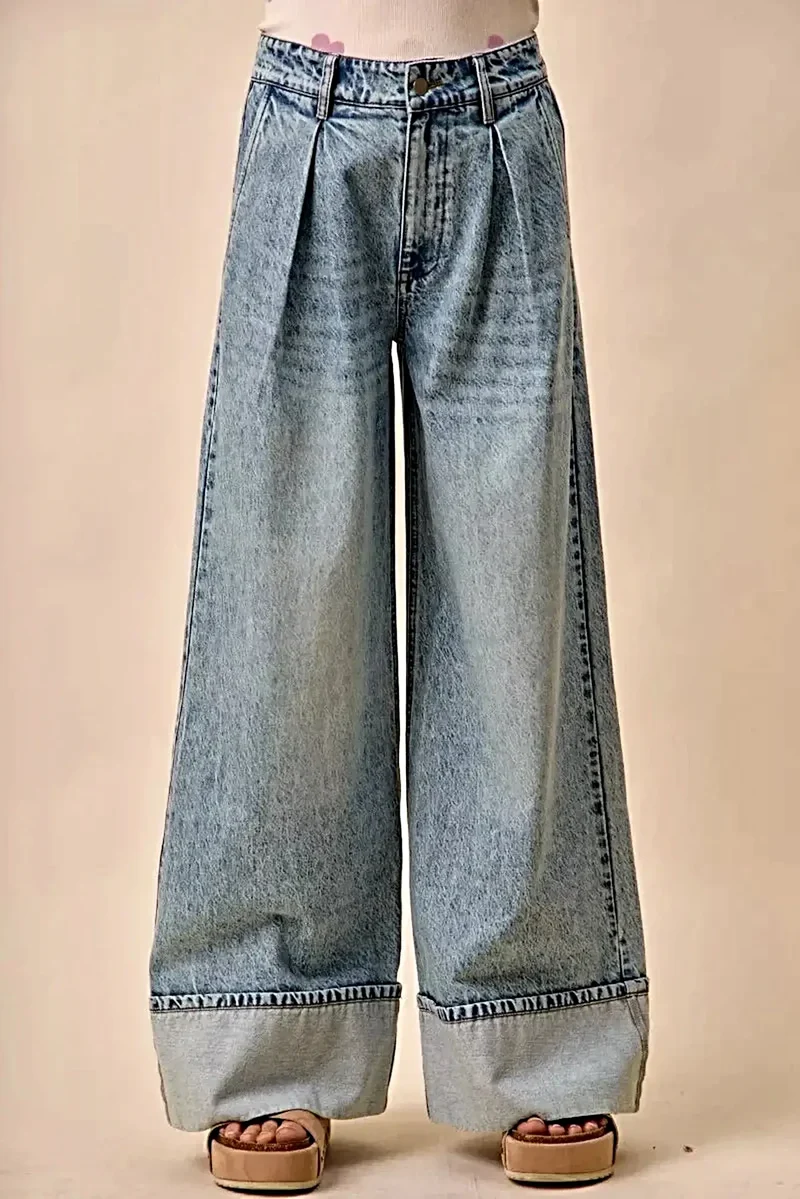 Eleganta vida denimjeans med veckade detaljer - Medelhög midja, bekväm passform och tidlös stil