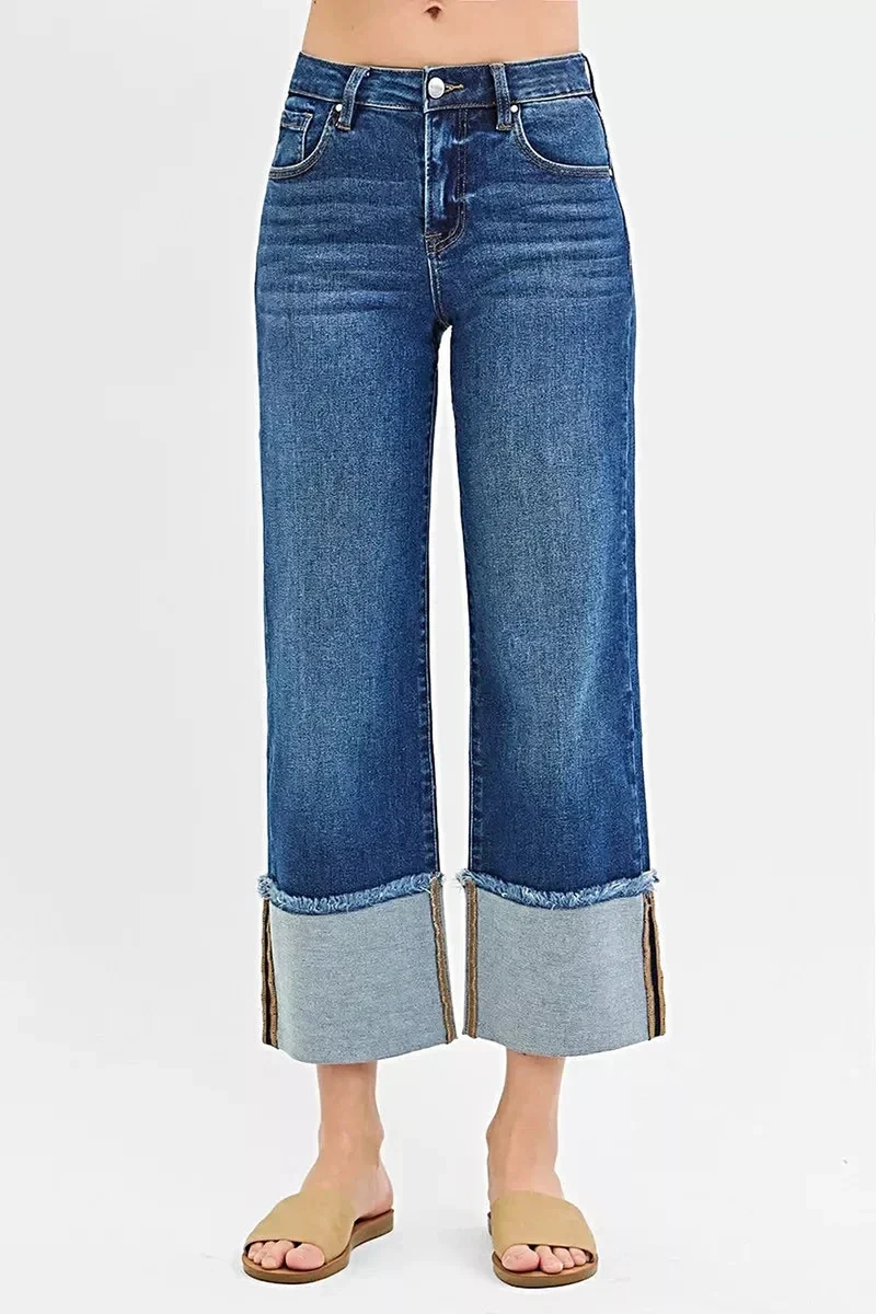 Trendiga jeans med medelhög midja, vida ben och mudd i fållen – snygg komfort i denim