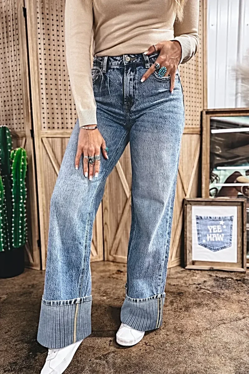 Slitna jeans med manschetter för kvinnor - lös rak passform, 72 % bomull, klassisk modell