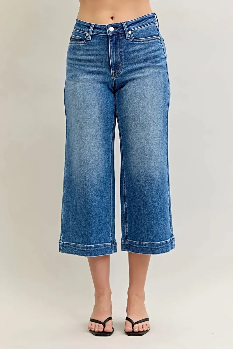 Judy Blue Mid Rise Crop Jeans - Trendig vida bendesign med fickor och stretchkomfort