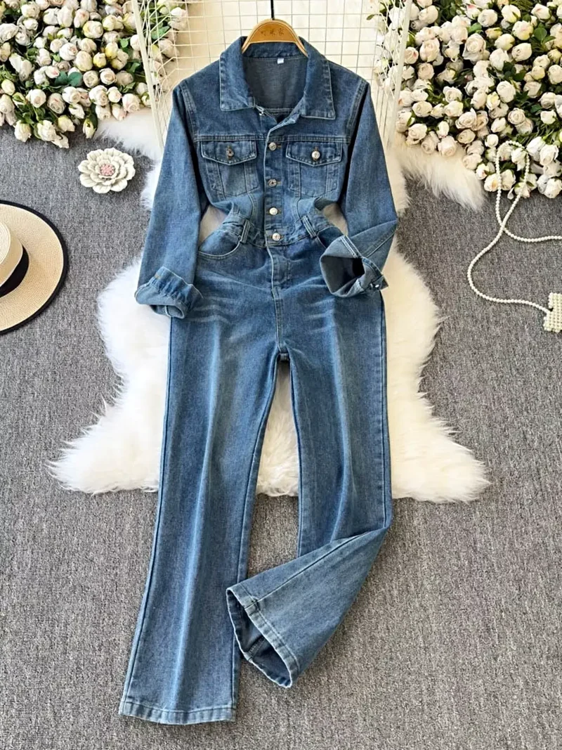 Snygg denimjumpsuit med knappar framtill, fickdesign och klassisk passform med vida ben