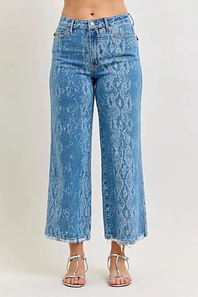 Judy Blå Höga Vida Jeans med Ankellånga Och Rå Fåll - Modern Passform & Komfort