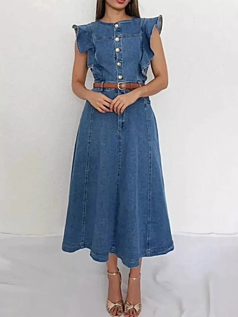 Elegant volangklänning i denim med knappar framtill, skärp i midjan och ingen stretch
