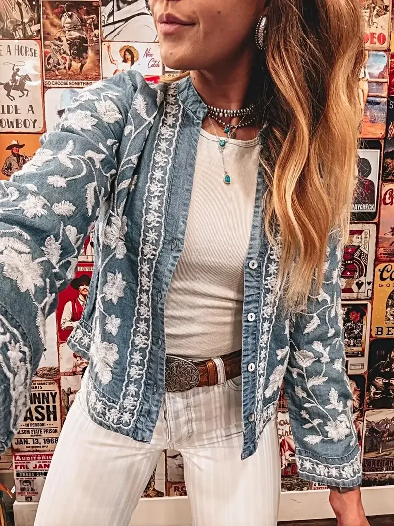 Elegant blommig broderad skjorta - Klassisk denimtopp med knappar och tidlös design