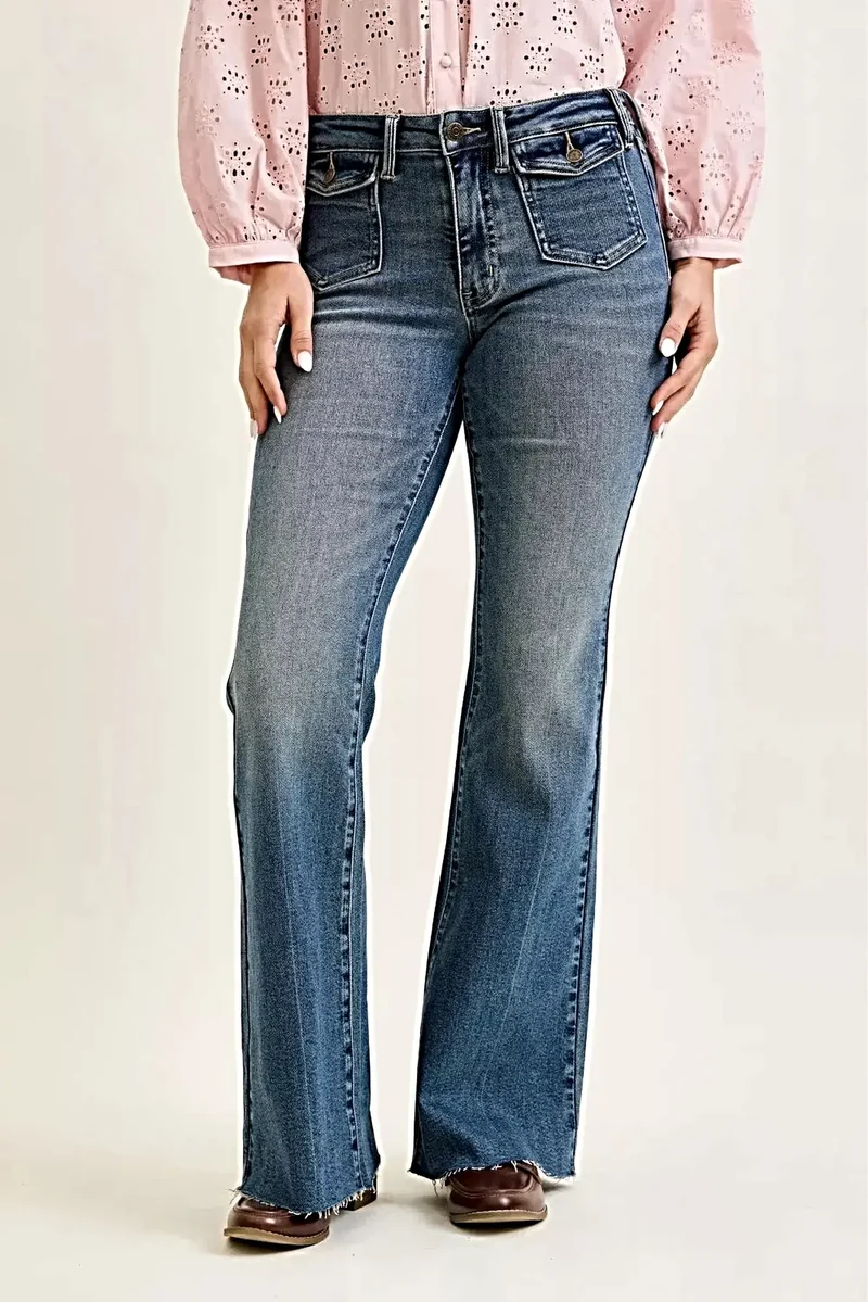 Judy Blå Mid Rise Flare Jeans med Vintage-Flitsfickor fram för enkel elegans