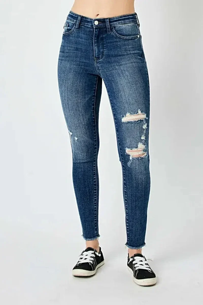 Judy Blå Högmidjade Slitna Jeans för Dam - Skinny Passform, Edgy Stil, Bekväm Stretch