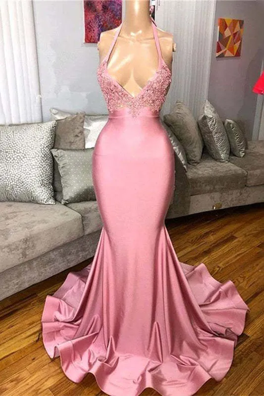 Elegant rosa halterneck-balklänning med sjöjungfrumönster och fina spetsapplikationer och släp
