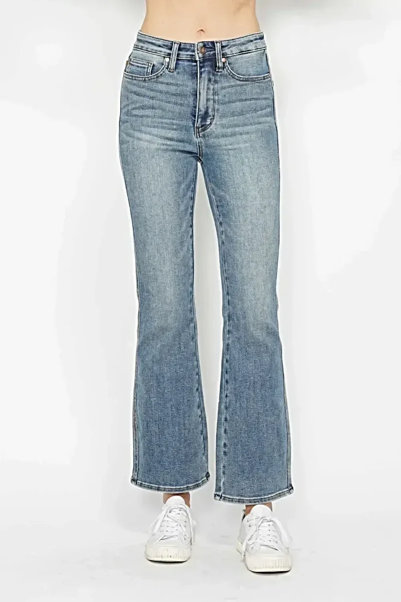 Judy Blå Plus Size Magkontrolljeans med Broderade Bakfickor och Bootcut-modell