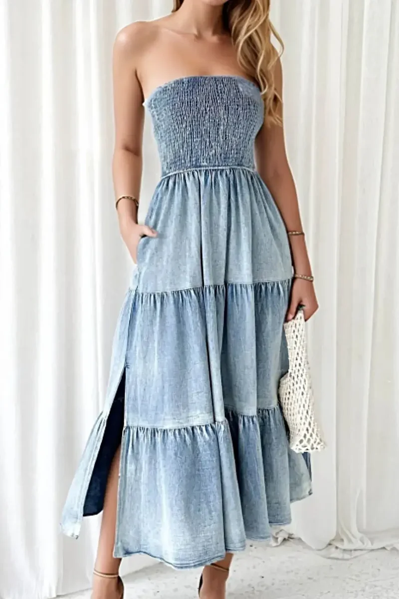 Snygg smockad denimklänning med slits och flerskiktad design - Elegant sommaroutfit