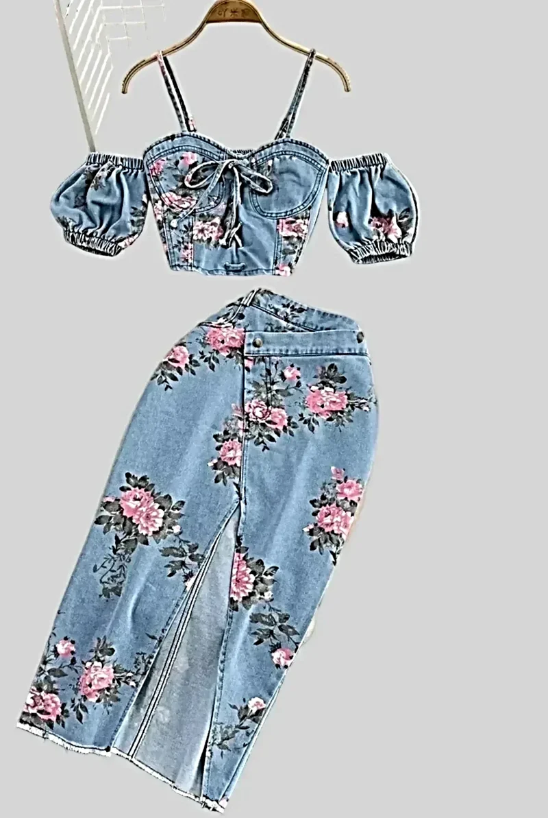 Blommigt tryckt denimset med hjärtformad halsringning och kjol