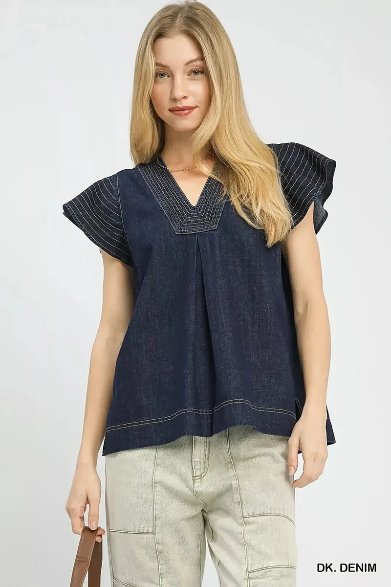 Umgee 100 % bomullsdenimtopp med kort ärm, slitsad V-ringning och eleganta, skräddarsydda detaljer