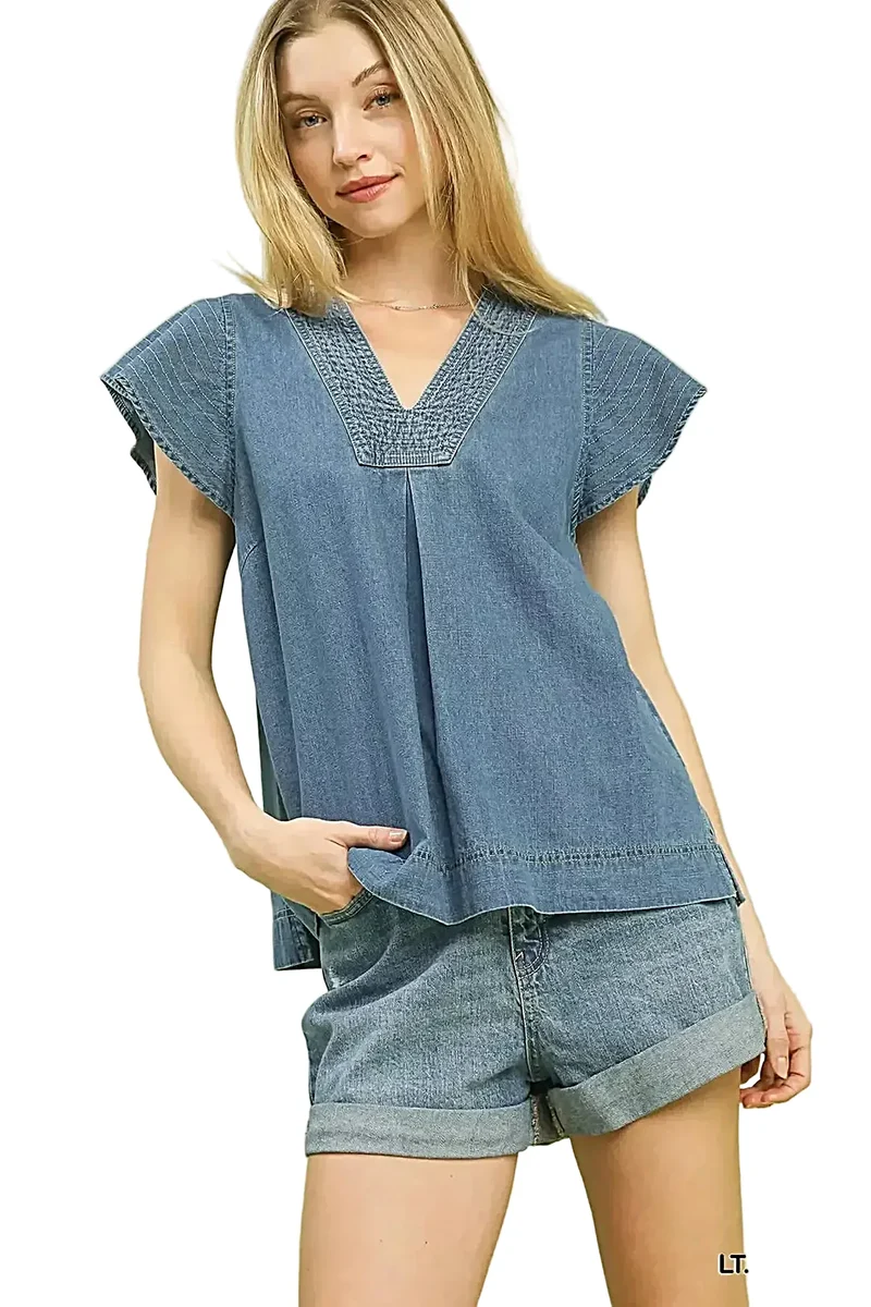 Tidlös denimtopp med kort ärm, slits i V-ringning och sidoslitsar - 100 % bomull, vardagskläder