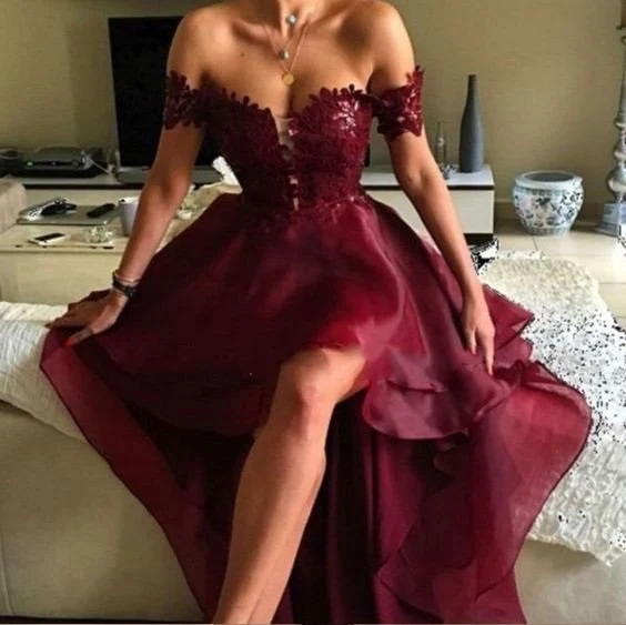 Hög Låg Off The Shoulder Burgundy Lace Top Balklänning