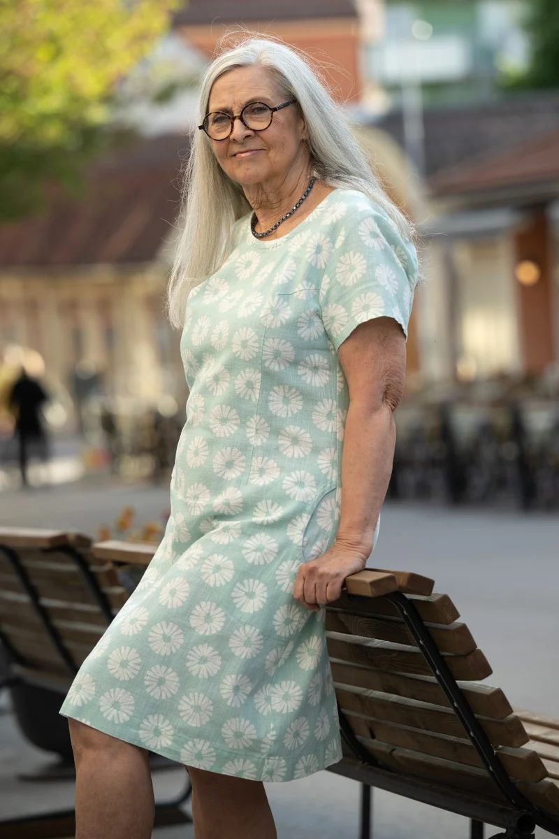 Mjukt formad basklänning i linviscose