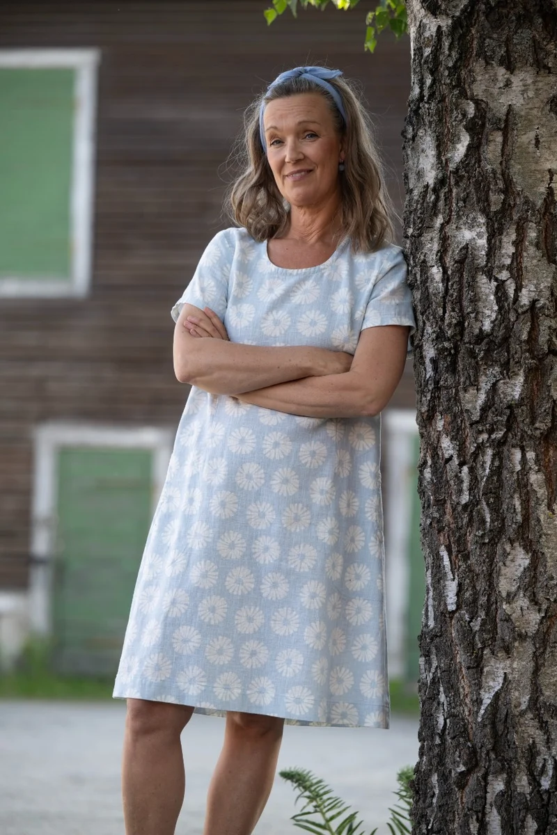 Mjukt formad basklänning i linviscose