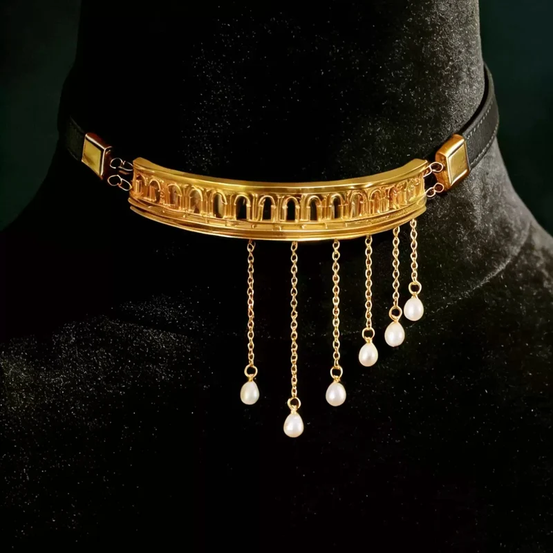 Gotiskt halsband med utskurna pärlor och tofsar för kvinnor