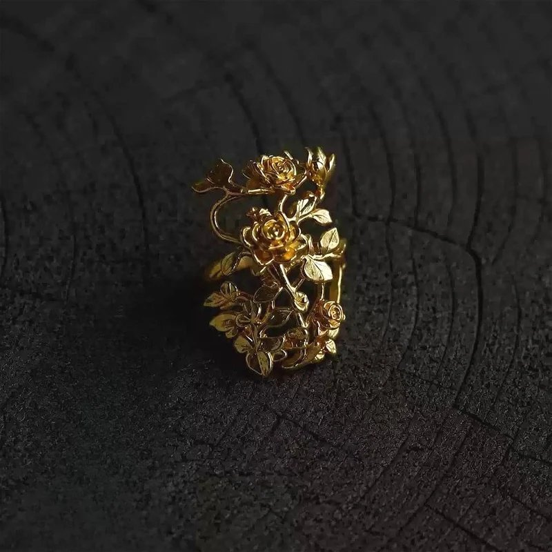 Gotisk ring med utskurna rosengrenar och öppen band för kvinnor