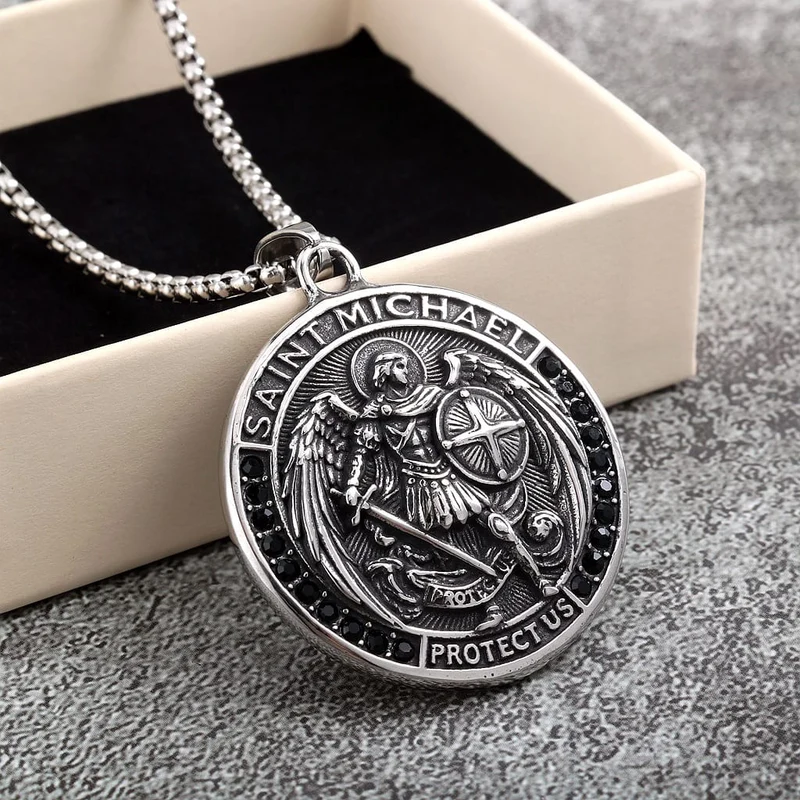 Herrhalsband med diamanter och ängelbokstäver