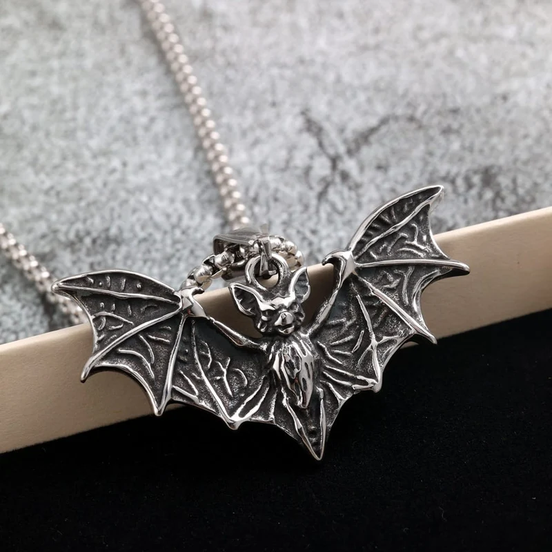 Herrhalsband med punk- och fladdermushänge