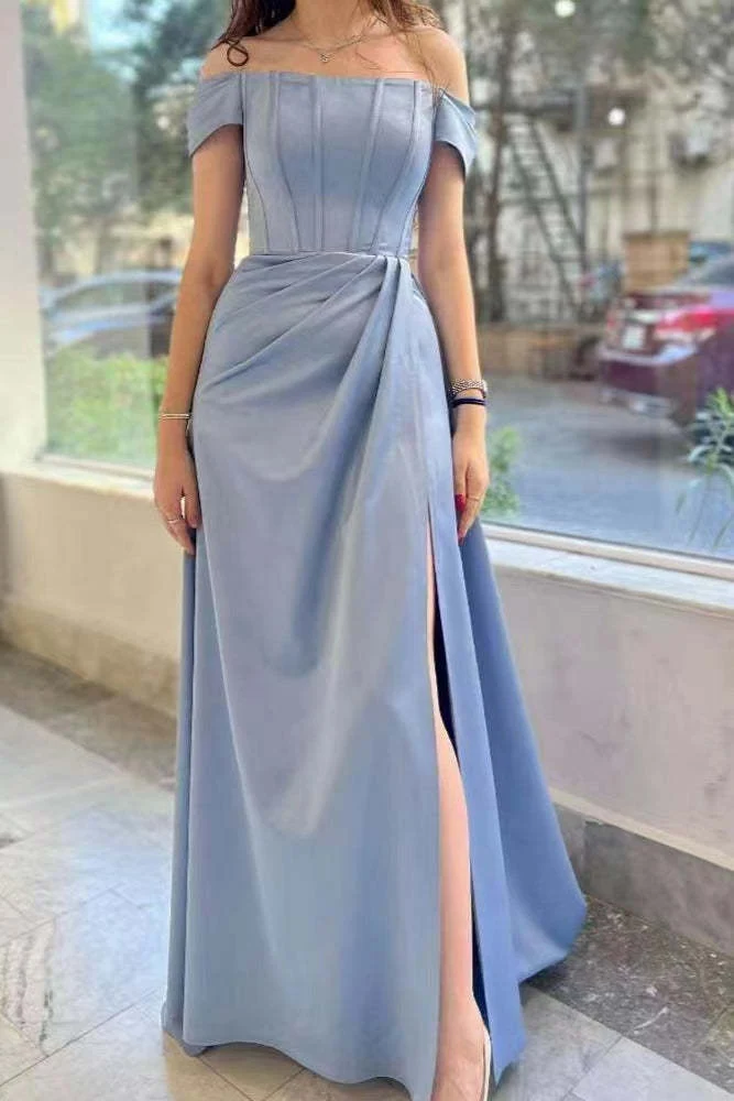 Elegant dusty blue off-shoulder balklänning med veck och hög slits