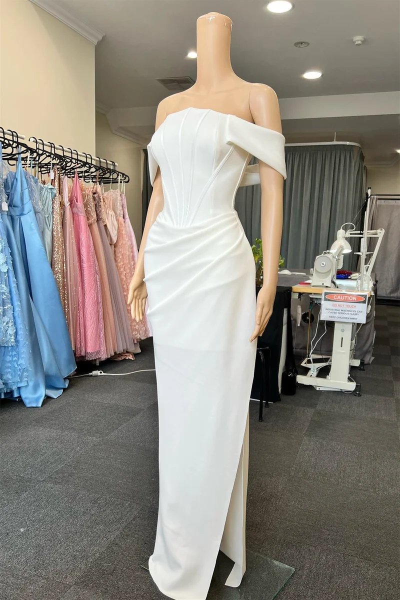 Elegant Vit Off-the-Shoulder Plisserad Sjöjungfrubalklänning med Slits