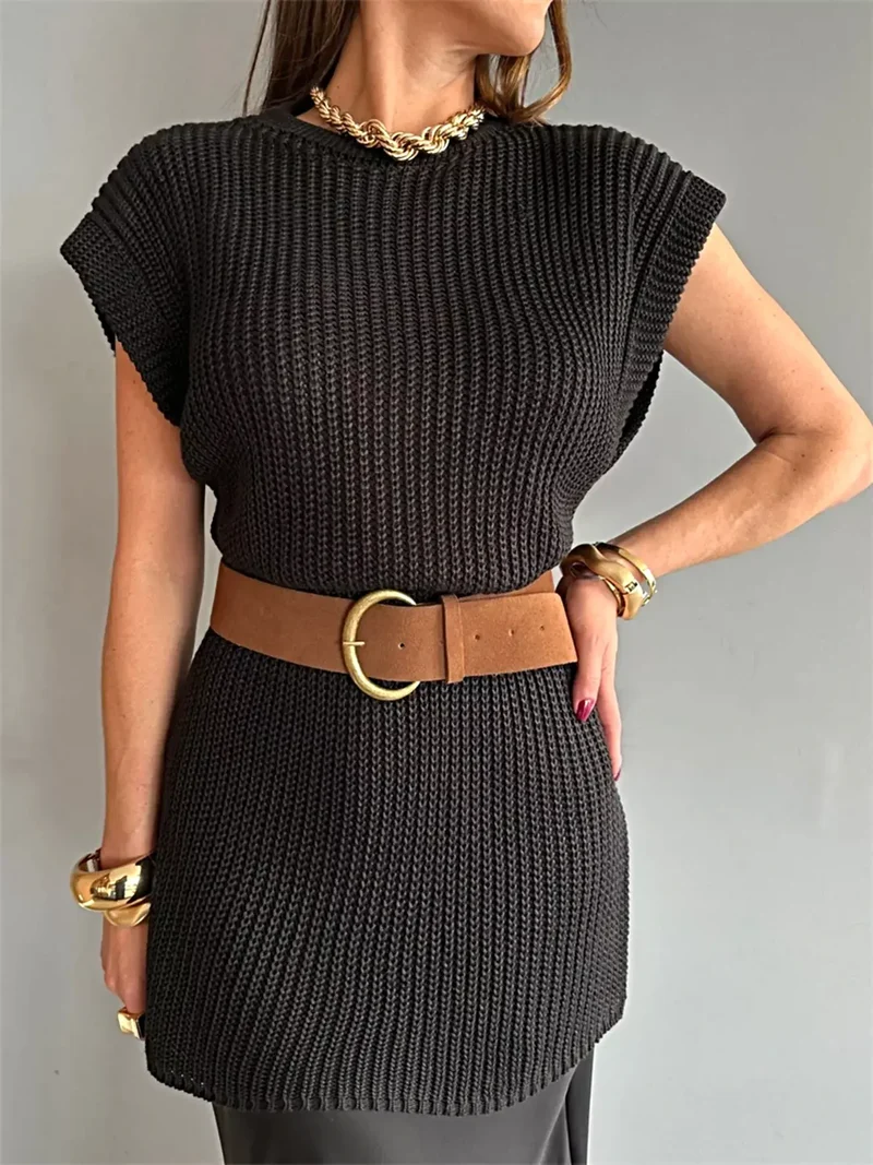 Ribbad klänning med rund halsringning och ärm, mjuk stretchig stickning, elegant feminin silhuett