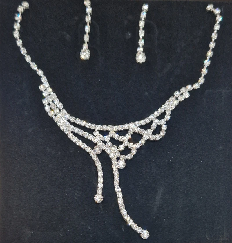 Strasshalsband med örhänge set