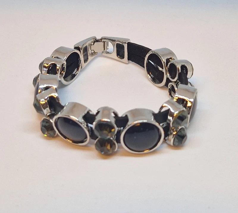 Armband med svarta stenar