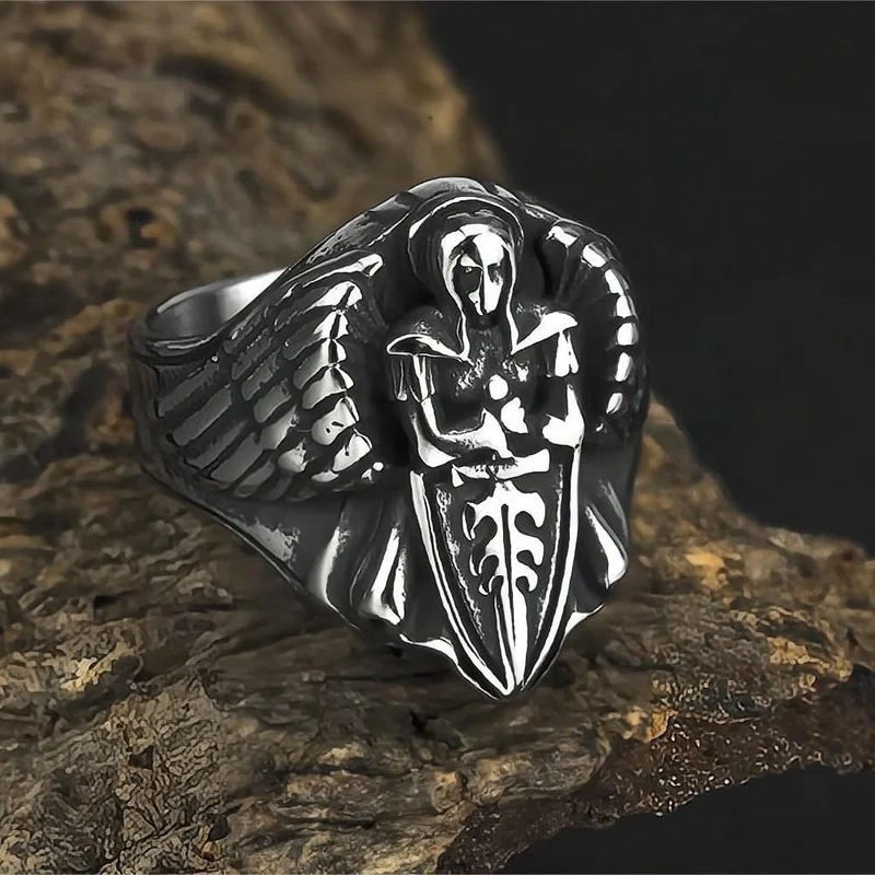 Herrring med 3D-skulptur och ängelsvärd i punkstil
