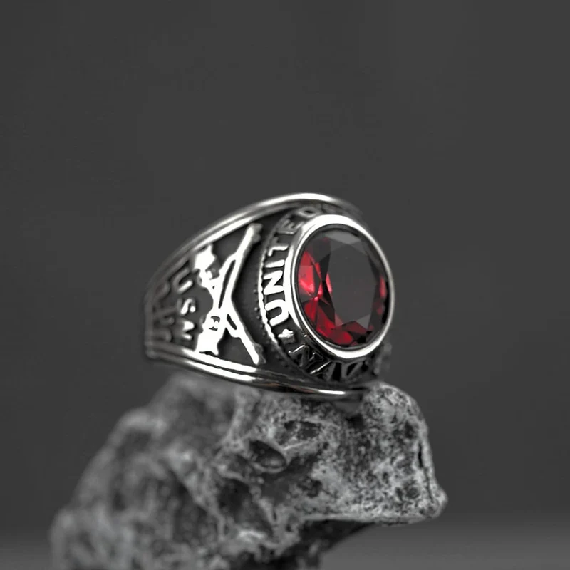 Herrring med punk-vintagemotiv och snidad rubin