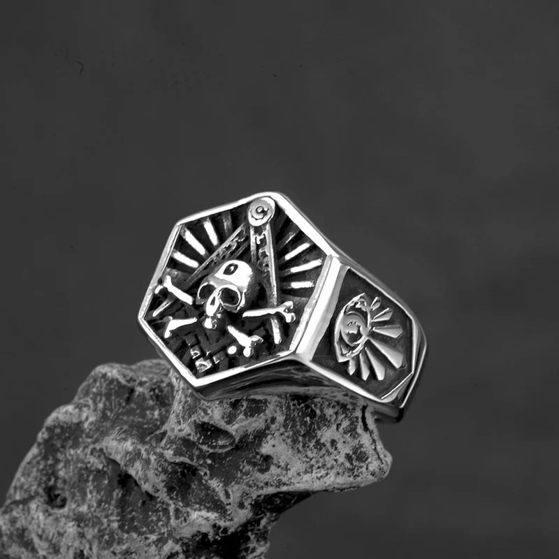 Herrring med hexagonformad dödskalle och snidad punk