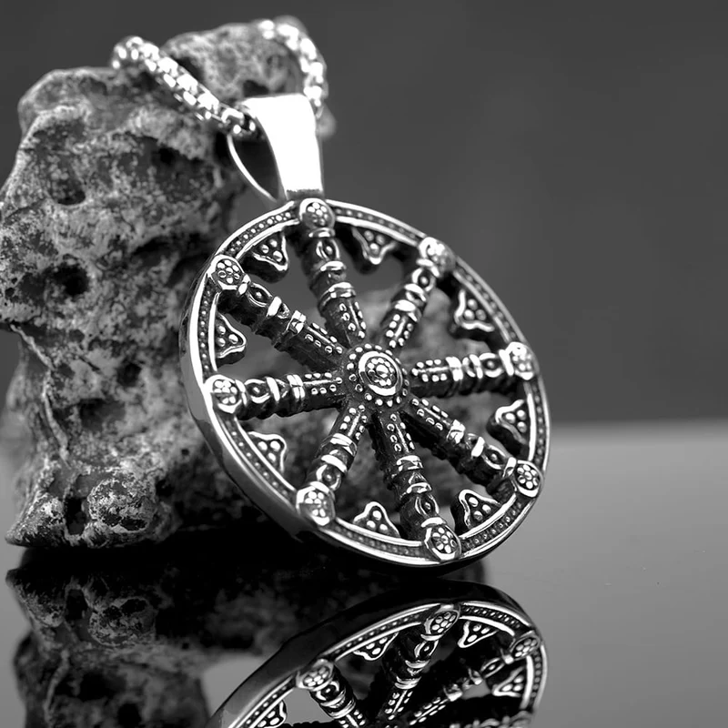 Herrhalsband med hänge i antikt punkmönster och utskuret hjul