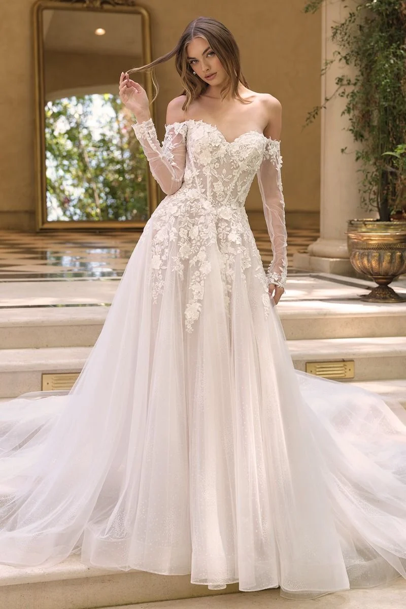 Brudklänning med off shoulder-motiv och hjärtformad halsringning från Andrea & Leo Couture WL067