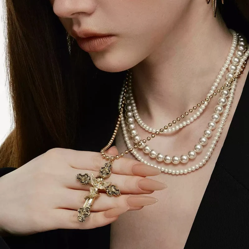 Halsband med grunge-kors och flerskiktat ängelkors för kvinnor