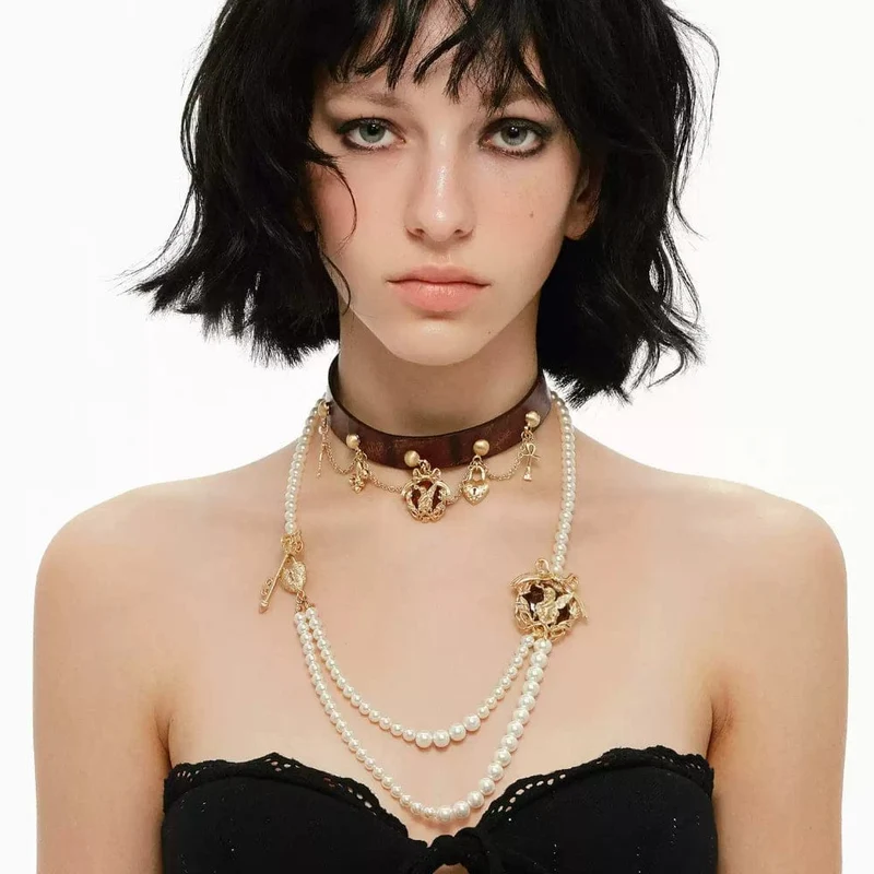 Damhalsband med grunge-ängel och kors i fuax-läder