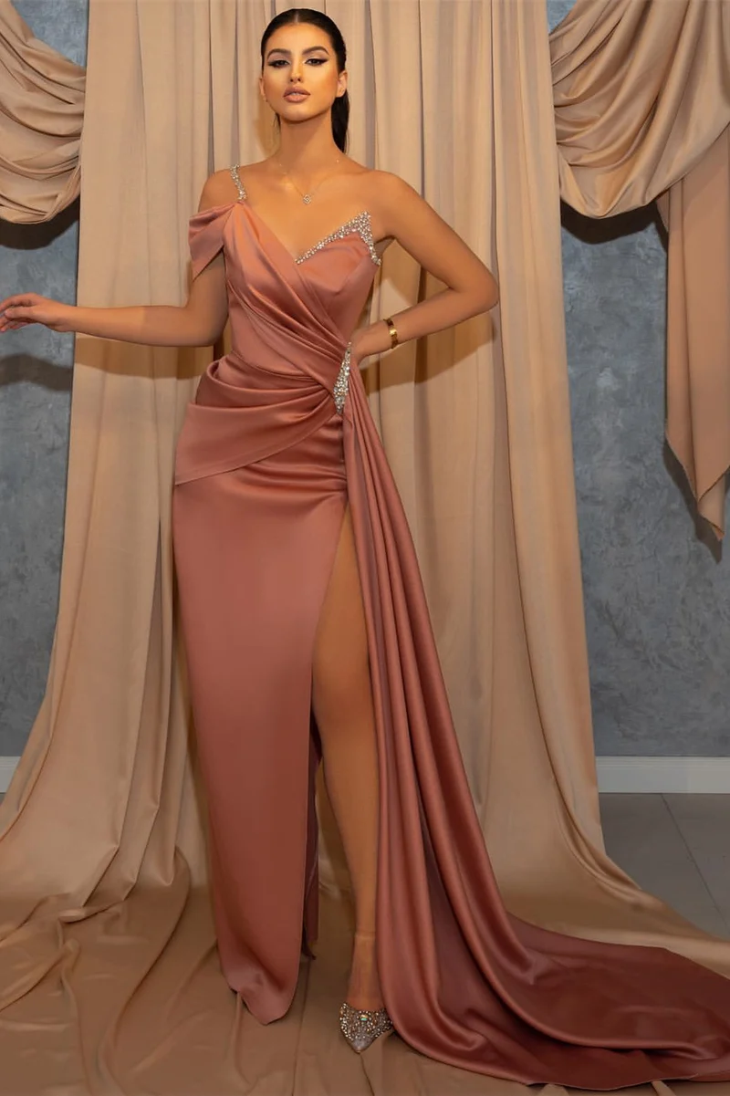 Elegant sjöjungfrubalklänning med en axel, pärlor, volang och slits