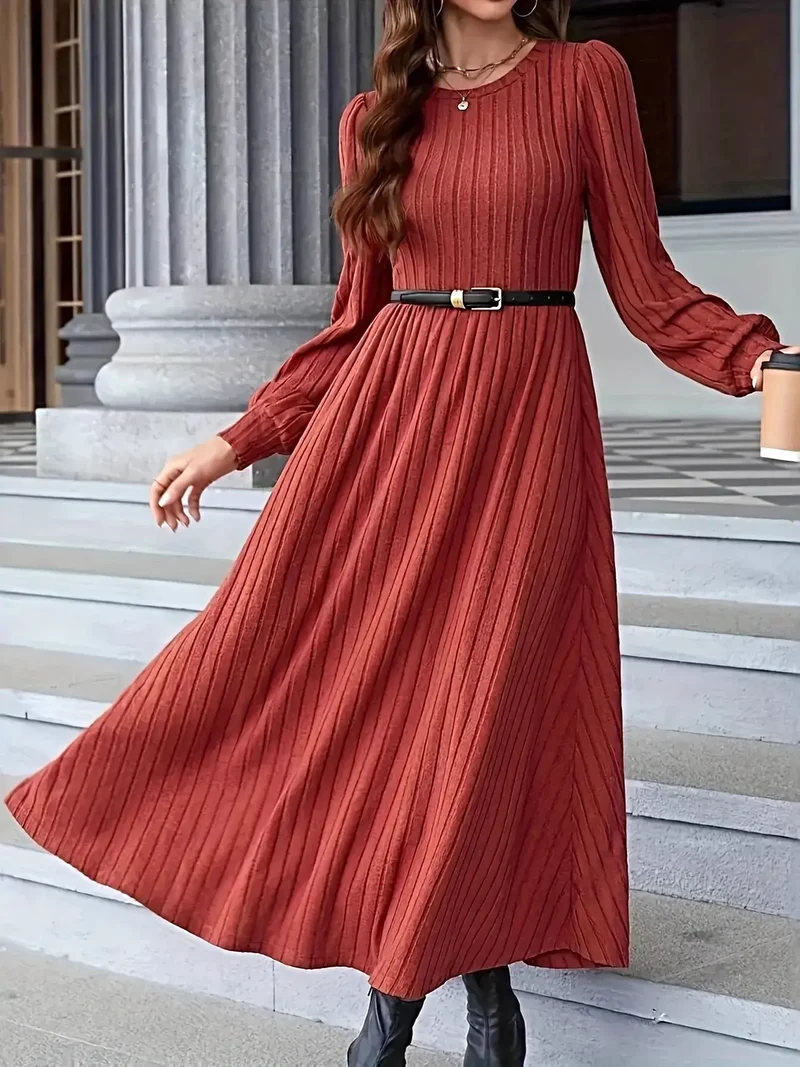 Ribbad långstickad klänning med långa ärmar, stretchig passform och elegant maxi-silhuett