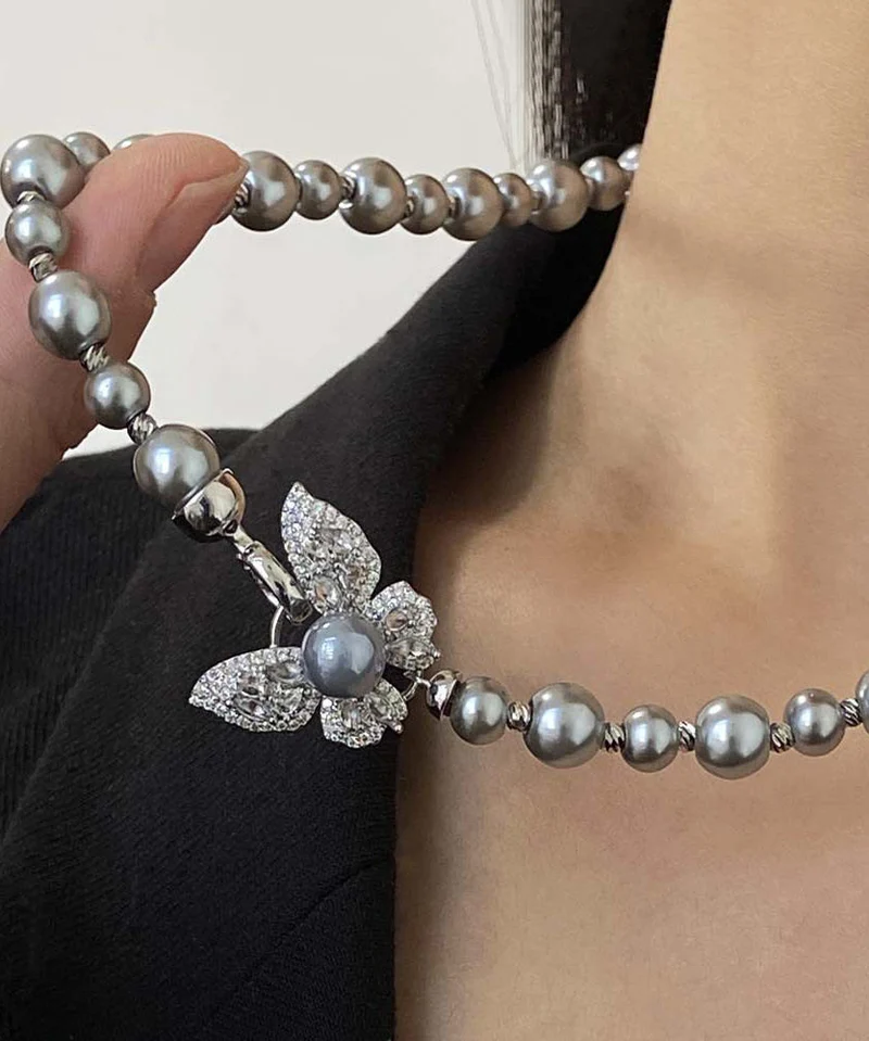 Damhalsband med silver fjärilshänge i grå legering