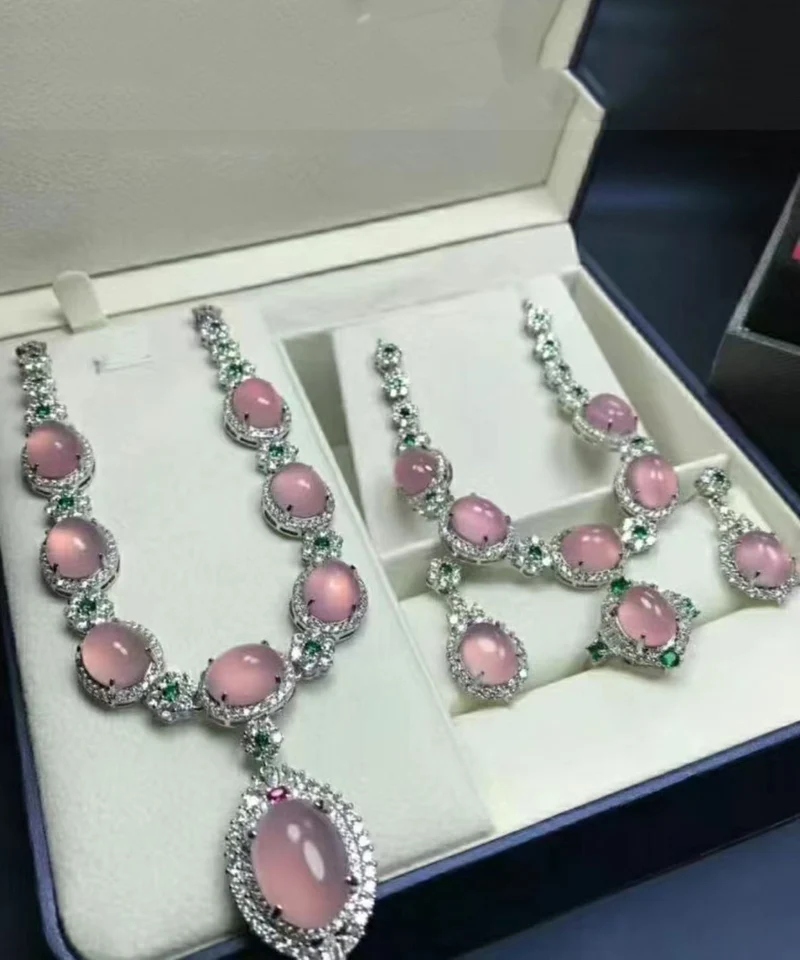 Damhalsband med rosa fyrdelad zirkonsten och hänge