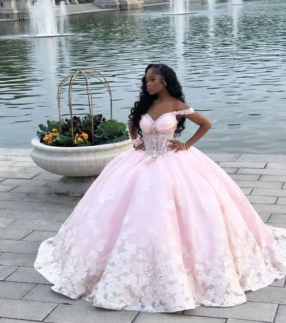 A-linjeformad Rosa Off-Shoulder Quinceañera Tyll Balklänning