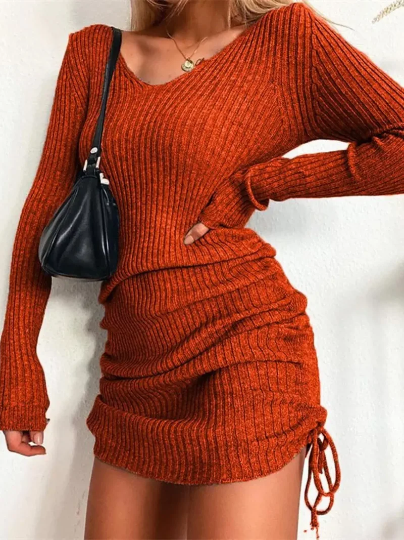 Ribbad tröjklänning, stickad bodycon-modell med justerbar dragsko i midjan, långa ärmar