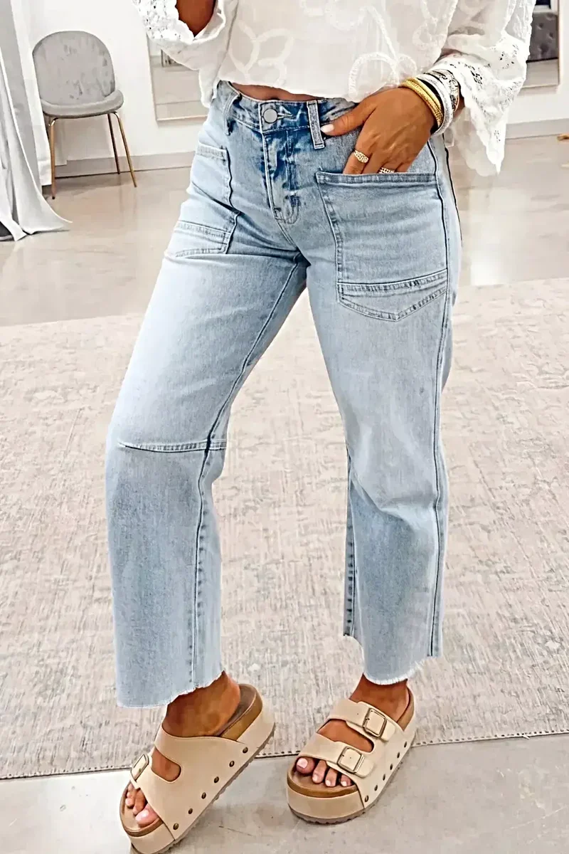 Ljustvättade raka jeans med praktiska fickor och rå fåll - Klassisk passform