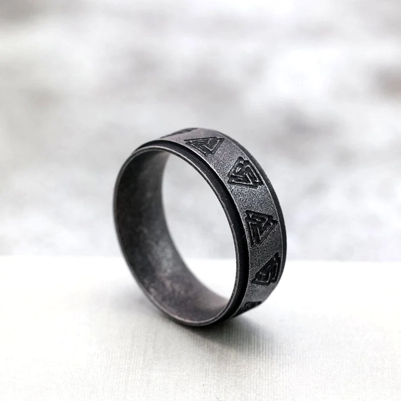 Herrring med punkmönster och sliten Valknut-motiv