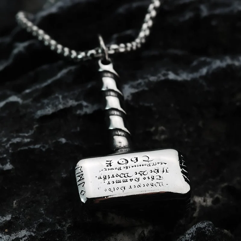 Herrhalsband med punkhammarhänge