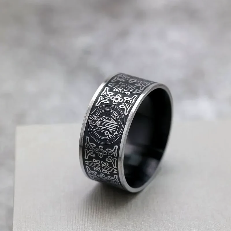 Herrring med punkmönster och emblem i retrostil