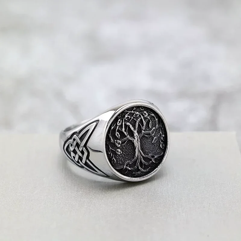Herrring med punkmotiv och nordisk Yggdrasil