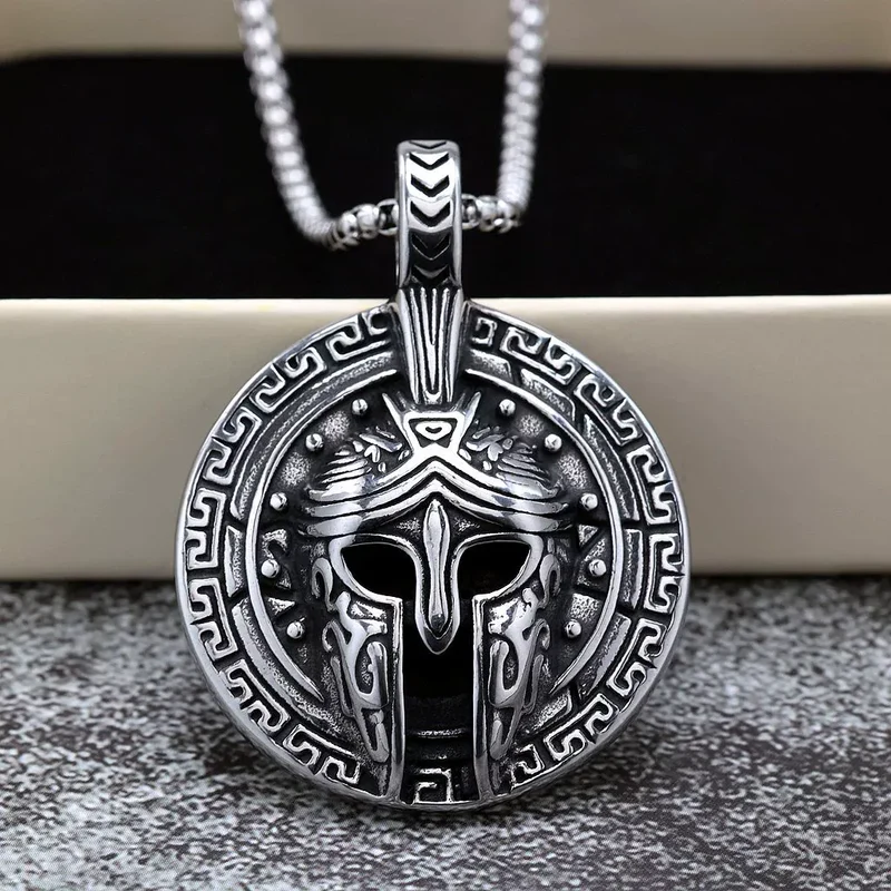 Herrhalsband med spartansk hjälm och grekisk nyckelmönster