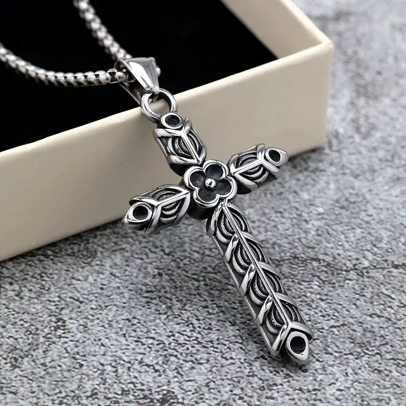 Herrhalsband med dekorativt mönster och hänge i punkstil
